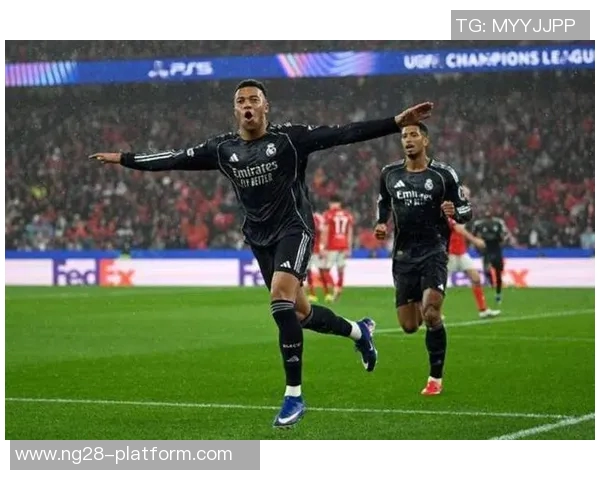 本菲卡大胜里昂五比一红牌事件引发全场热议与争议